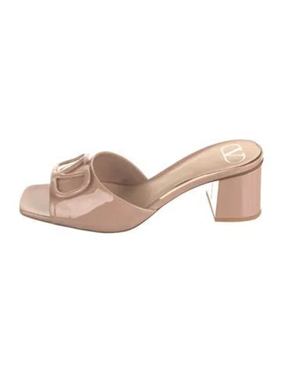 Pre-owned Valentino Garavani Rockstud Accents Patent Leather Slides In Neutrals