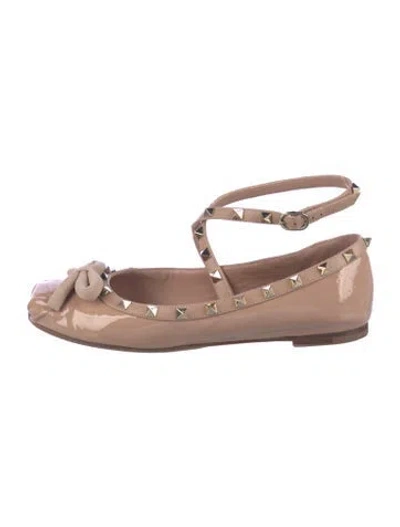 Pre-owned Valentino Garavani Rockstud Accents Patent Leather Slingback Flats In Neutral