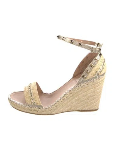 Pre-owned Valentino Garavani Rockstud Accents Raffia Espadrilles W/ Tags In Metallic/neutrals