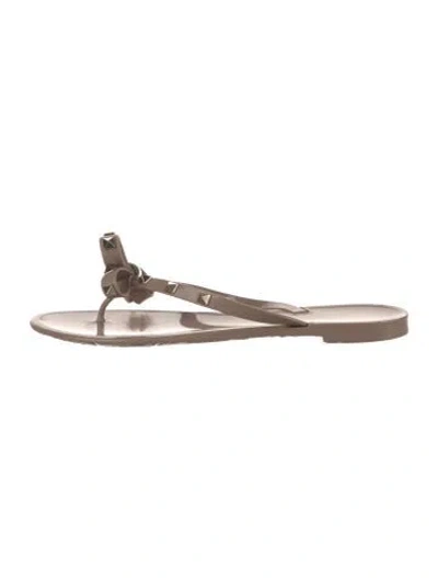 Pre-owned Valentino Garavani Rockstud Accents Rubber Flip Flops In Brown/neutrals