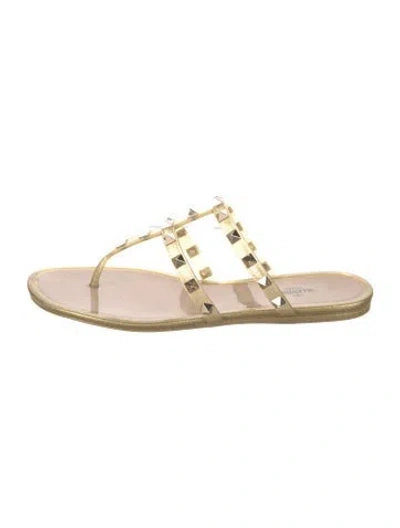 Pre-owned Valentino Garavani Rockstud Accents Rubber Flip Flops In Gold