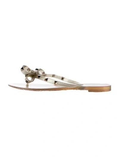 Pre-owned Valentino Garavani Rockstud Accents Rubber Flip Flops In Gold