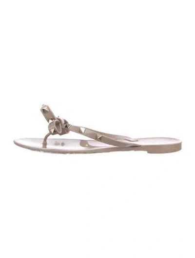 Pre-owned Valentino Garavani Rockstud Accents Rubber Flip Flops In Gray