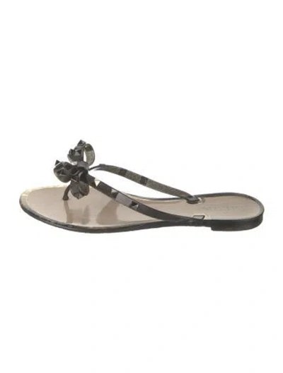 Pre-owned Valentino Garavani Rockstud Accents Rubber Flip Flops In Grey