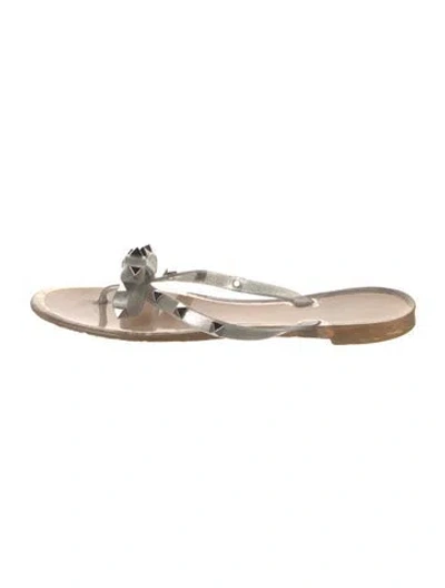 Pre-owned Valentino Garavani Rockstud Accents Rubber Flip Flops In Metallic/silver