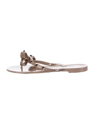 Pre-owned Valentino Garavani Rockstud Accents Rubber Flip Flops In Neutral