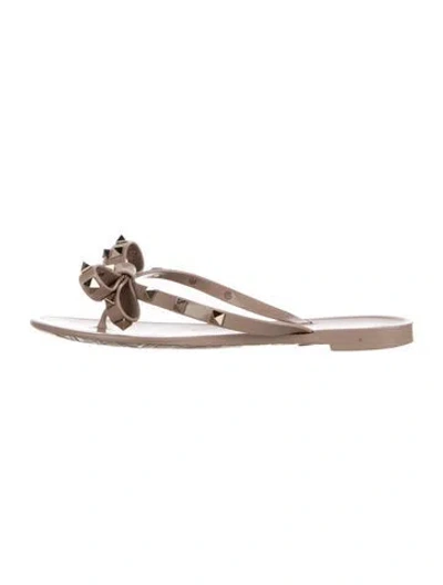 Pre-owned Valentino Garavani Rockstud Accents Rubber Flip Flops In Neutrals