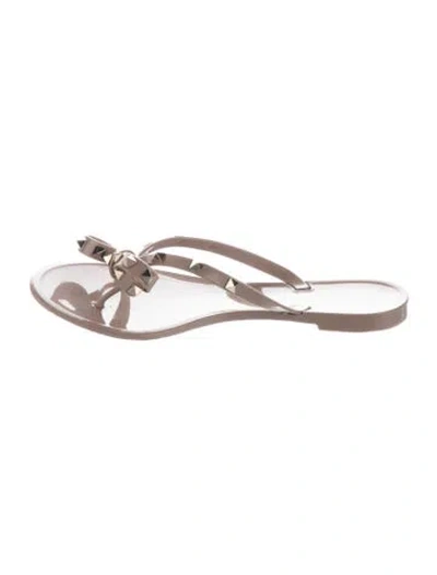Pre-owned Valentino Garavani Rockstud Accents Rubber Flip Flops In Neutrals