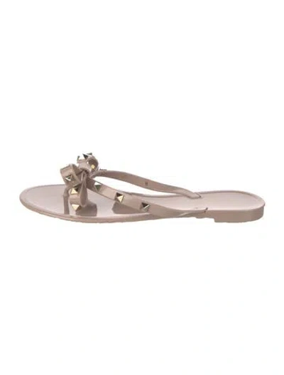 Pre-owned Valentino Garavani Rockstud Accents Rubber Flip Flops In Neutrals
