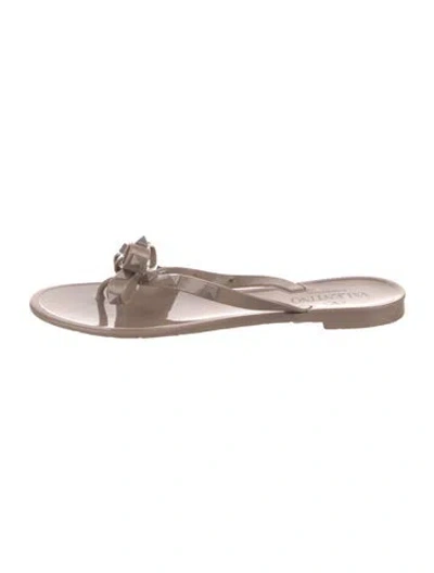 Pre-owned Valentino Garavani Rockstud Accents Rubber Flip Flops In Neutrals