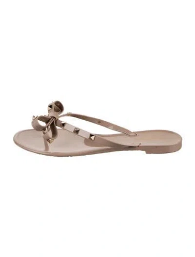 Pre-owned Valentino Garavani Rockstud Accents Rubber Flip Flops In Neutrals