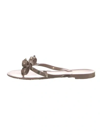 Pre-owned Valentino Garavani Rockstud Accents Rubber Flip Flops In Neutrals
