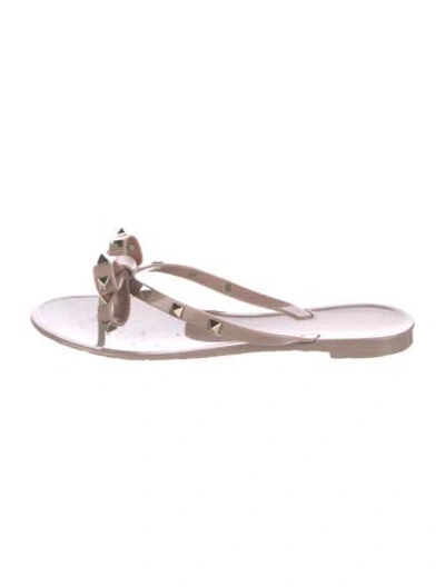 Pre-owned Valentino Garavani Rockstud Accents Rubber Flip Flops In Neutrals