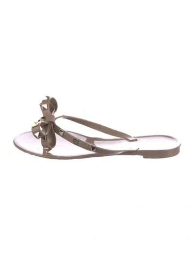 Pre-owned Valentino Garavani Rockstud Accents Rubber Flip Flops In Neutrals