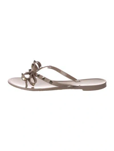 Pre-owned Valentino Garavani Rockstud Accents Rubber Flip Flops In Neutrals