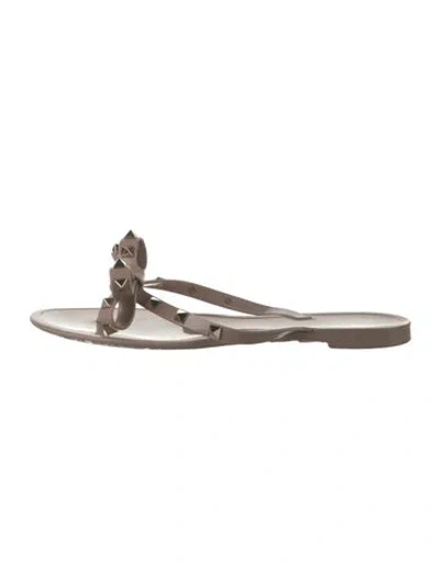 Pre-owned Valentino Garavani Rockstud Accents Rubber Flip Flops In Neutrals