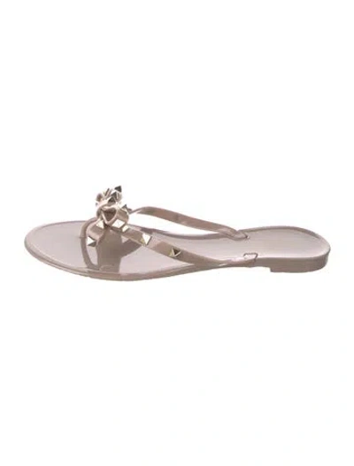 Pre-owned Valentino Garavani Rockstud Accents Rubber Flip Flops In Neutrals