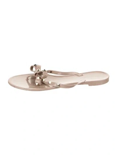 Pre-owned Valentino Garavani Rockstud Accents Rubber Flip Flops In Neutrals