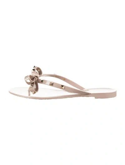 Pre-owned Valentino Garavani Rockstud Accents Rubber Flip Flops In Neutrals