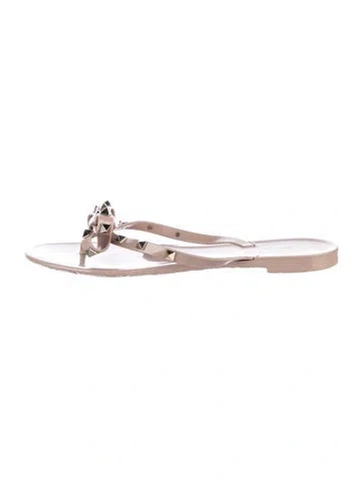 Pre-owned Valentino Garavani Rockstud Accents Rubber Flip Flops In Neutrals