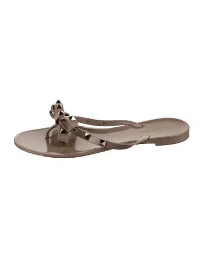 Pre-owned Valentino Garavani Rockstud Accents Rubber Flip Flops In Neutrals