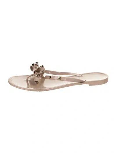 Pre-owned Valentino Garavani Rockstud Accents Rubber Flip Flops In Neutrals
