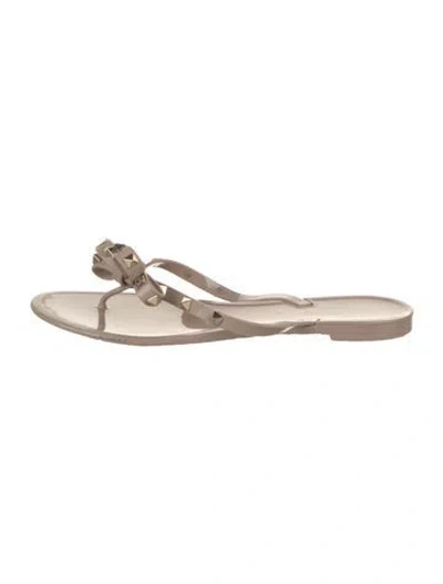 Pre-owned Valentino Garavani Rockstud Accents Rubber Flip Flops In Neutrals