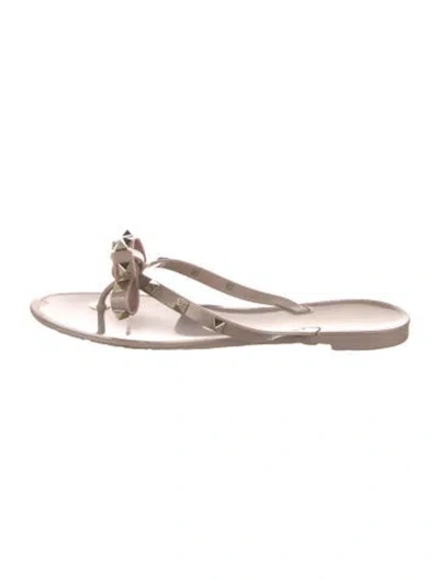 Pre-owned Valentino Garavani Rockstud Accents Rubber Flip Flops In Neutrals