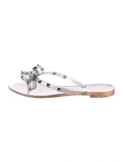 Pre-owned Valentino Garavani Rockstud Accents Rubber Flip Flops In Silver