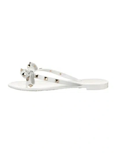 Pre-owned Valentino Garavani Rockstud Accents Rubber Flip Flops In White