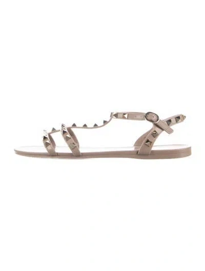 Pre-owned Valentino Garavani Rockstud Accents Rubber Gladiator Sandals In Neutral