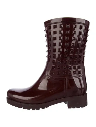 Pre-owned Valentino Garavani Rockstud Accents Rubber Rain Boots In Burgundy