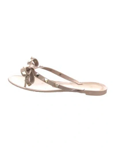 Pre-owned Valentino Garavani Rockstud Accents Rubber Slides In Neutral