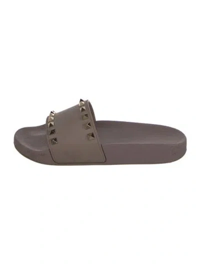 Pre-owned Valentino Garavani Rockstud Accents Rubber Slides In Neutral