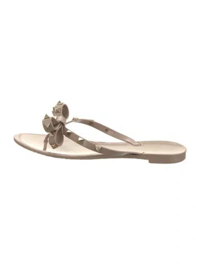 Pre-owned Valentino Garavani Rockstud Accents Rubber Slides In Neutral