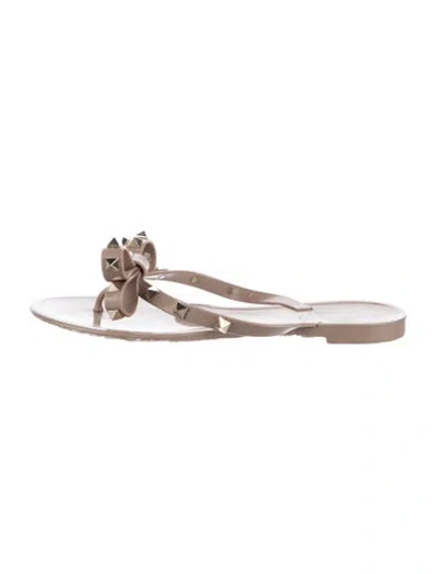 Pre-owned Valentino Garavani Rockstud Accents Rubber Slides In Neutral