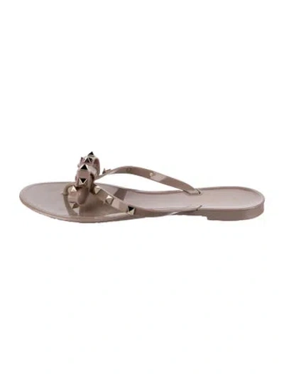 Pre-owned Valentino Garavani Rockstud Accents Rubber Slides In Neutral