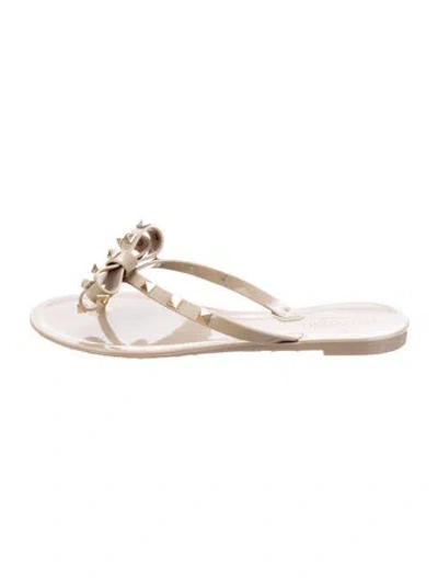 Pre-owned Valentino Garavani Rockstud Accents Rubber Slides In Neutral