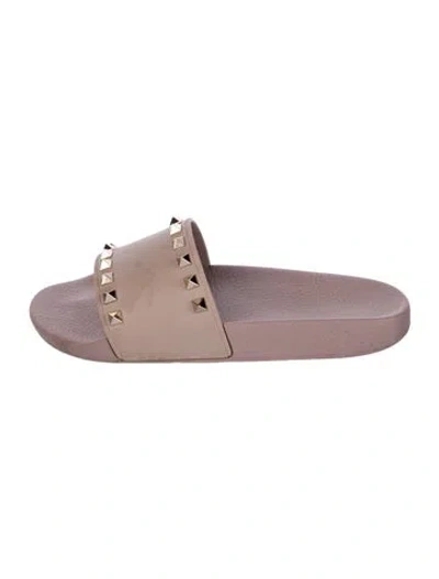 Pre-owned Valentino Garavani Rockstud Accents Rubber Slides In Neutrals