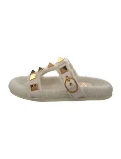 Pre-owned Valentino Garavani Rockstud Accents Shearling Slides In Neutral