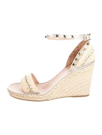 Pre-owned Valentino Garavani Rockstud Accents Straw Espadrilles W/ Tags In Metallic/neutrals