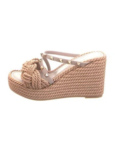 Pre-owned Valentino Garavani Rockstud Accents Straw Slippers In Neutral