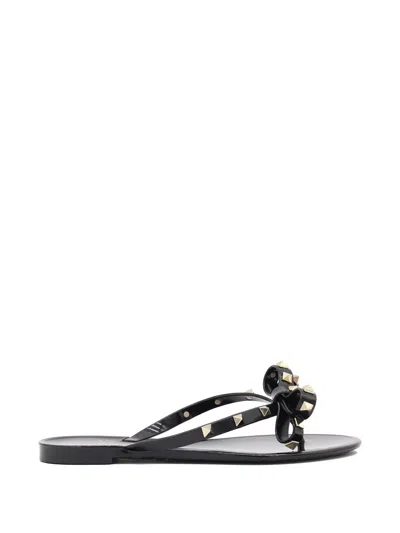 Valentino Garavani Dnu Inv Valentino Rockstud Rubber Flip Flop In Black