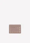 Valentino Rockstud Cardholder In Grained Leather In Almond