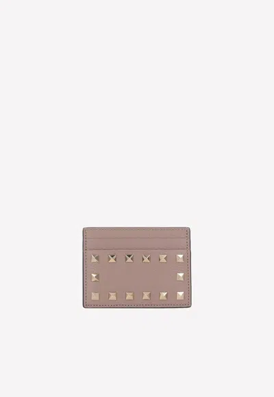 Valentino Garavani Rockstud Cardholder In Grained Leather In Almond