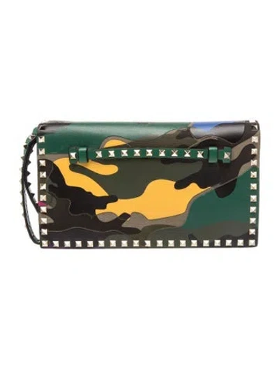 Pre-owned Valentino Garavani Rockstud Clutch In Green