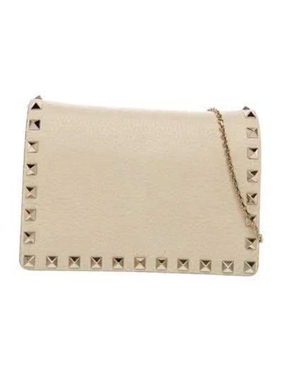 Pre-owned Valentino Garavani Rockstud Clutch In Neutral