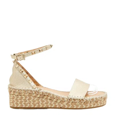 Valentino Garavani 55mm Rockstud Metallic Leather Wedge Espadrille Sandals In Neutral