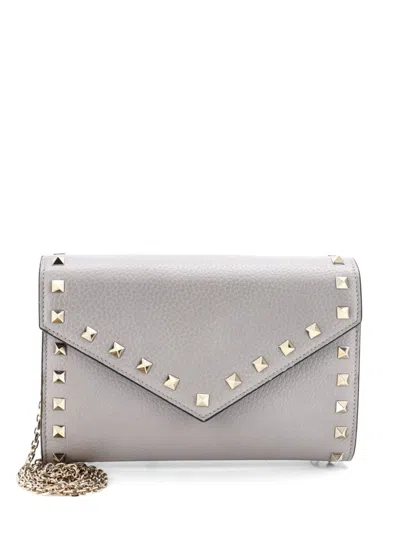 Pre-owned Valentino Garavani Rockstud Envelope Chain Wallet Leather Crossbody Bag In Gray