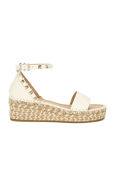 Valentino Garavani 55mm Rockstud Metallic Leather Wedge Espadrille Sandals In Neutral